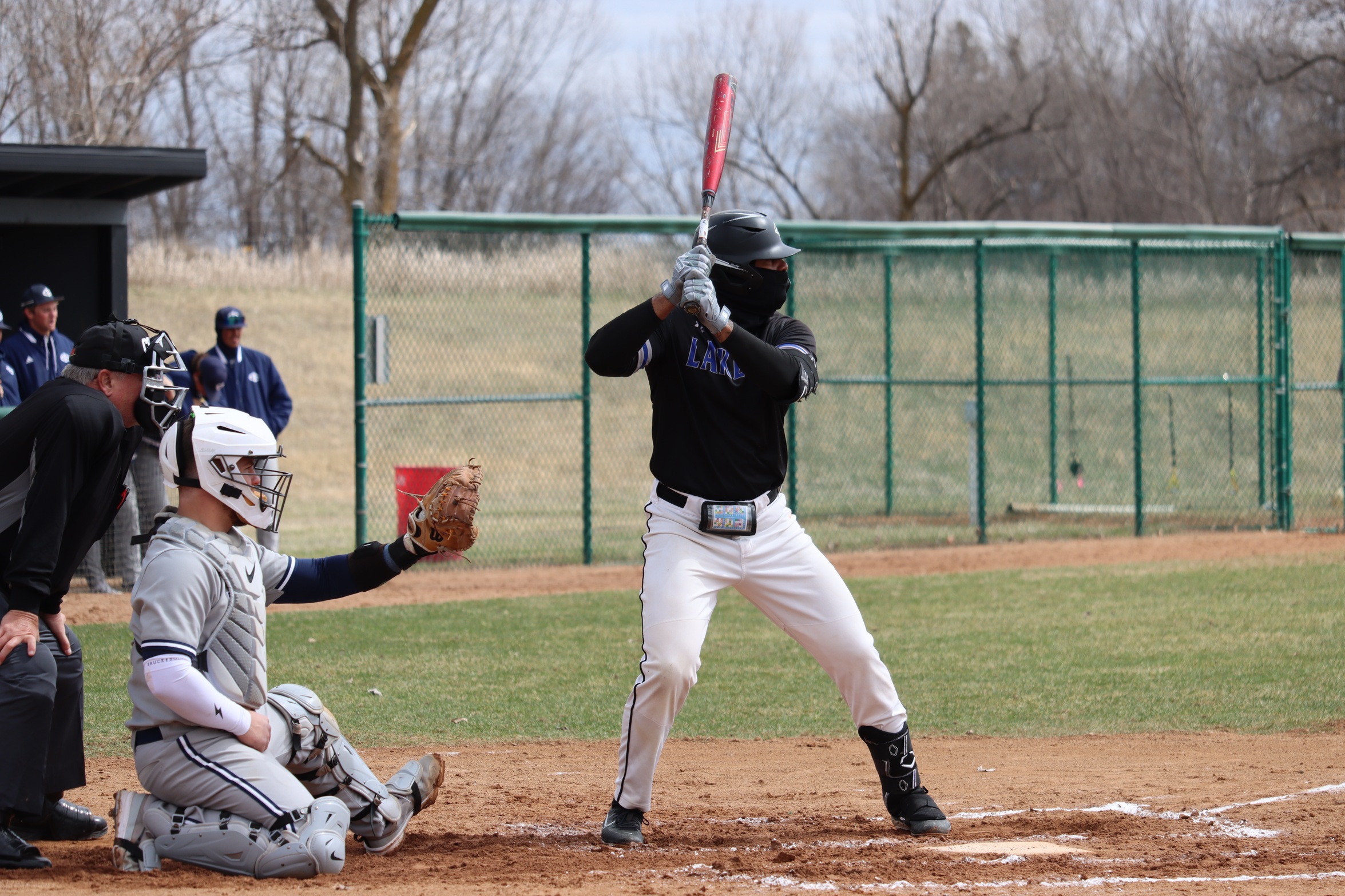 Tritons sweep Lakers