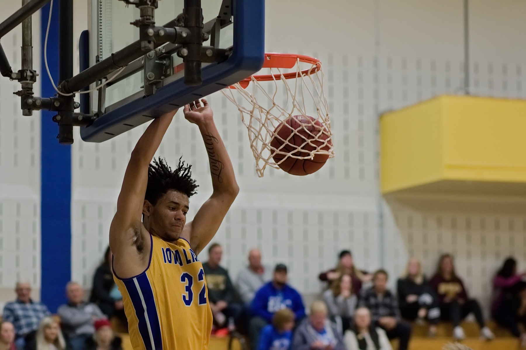Lakers beat Iowa Western