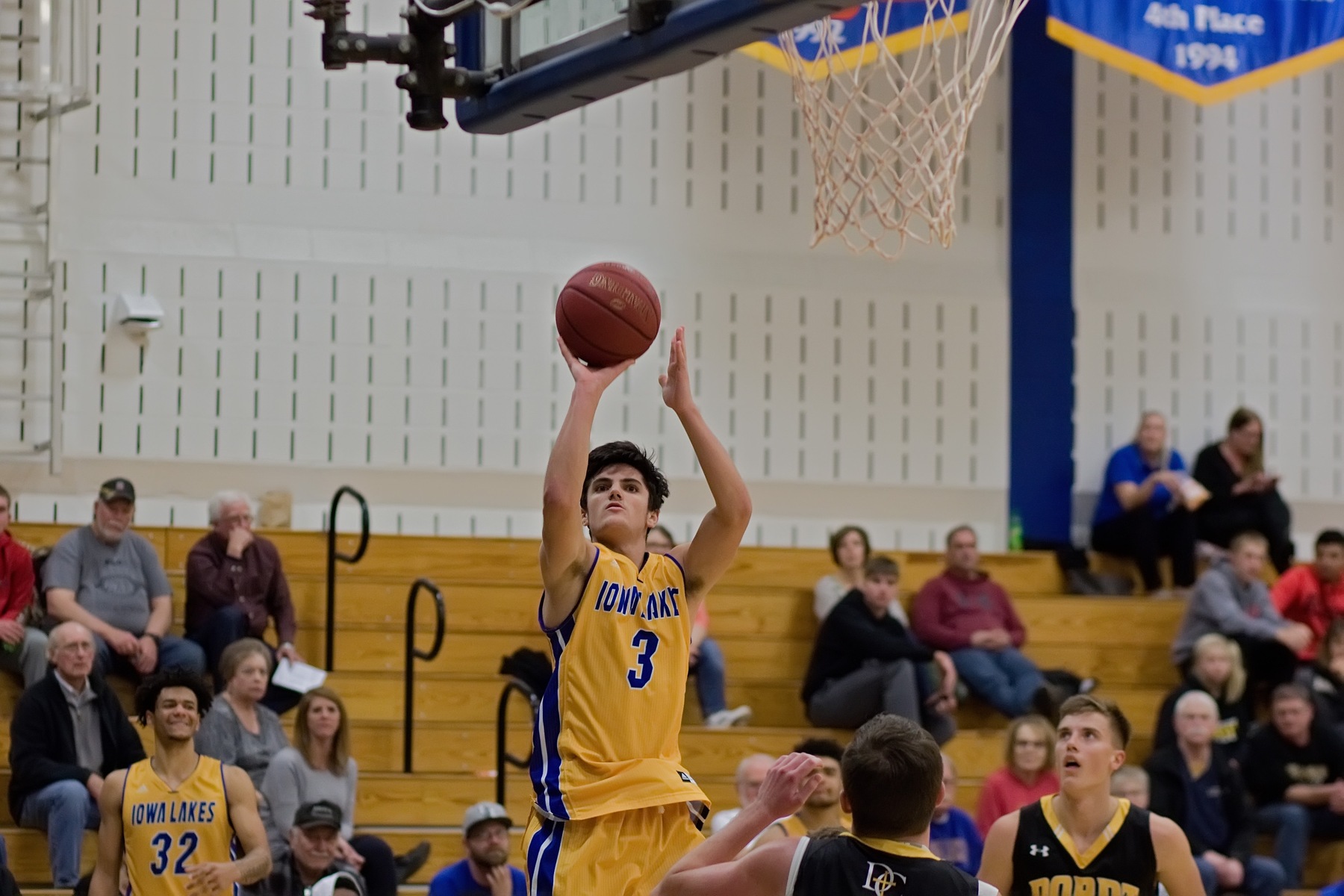 Lakers beat Central