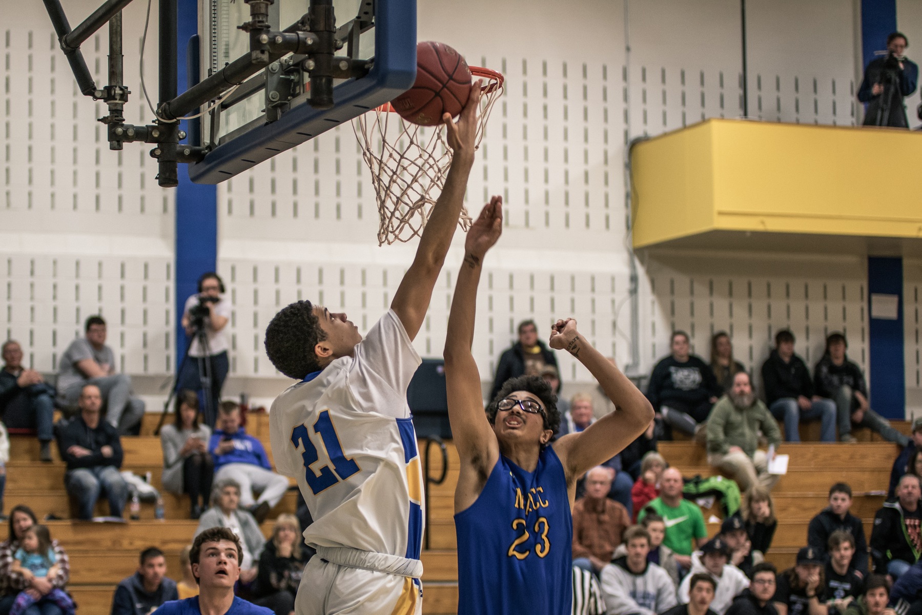 Lakers cruise past Central