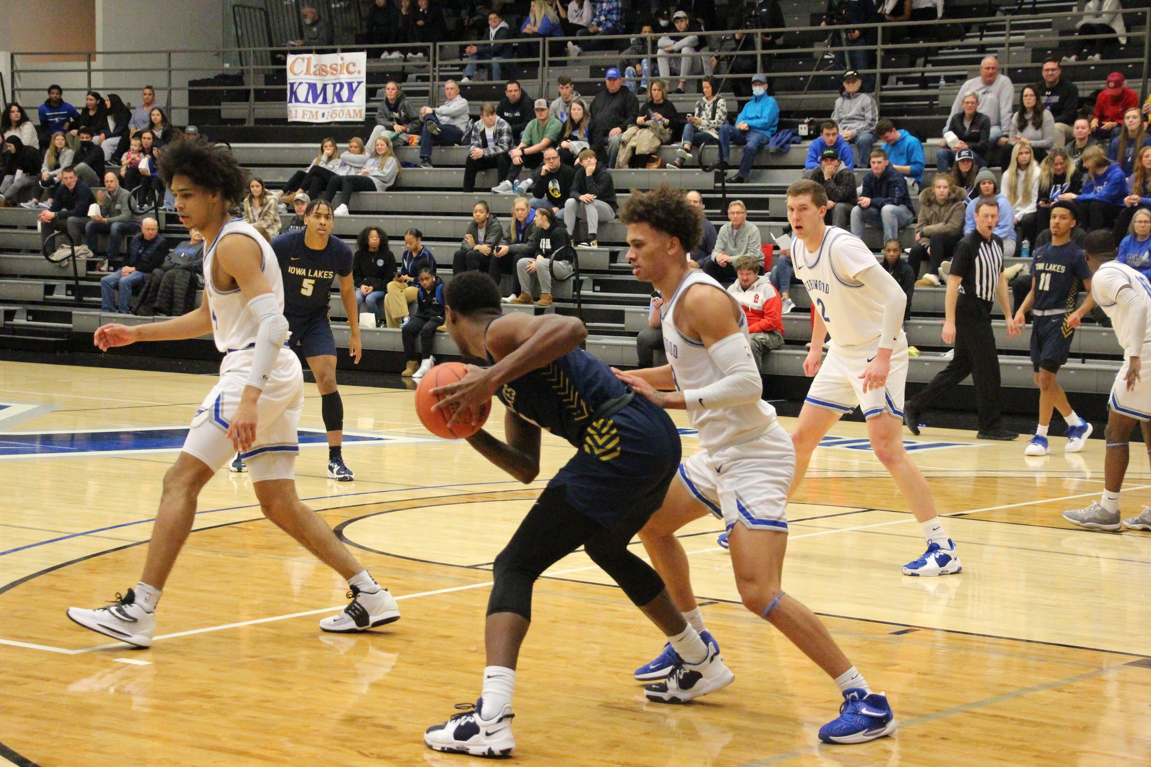 Lakes stumble against DMACC