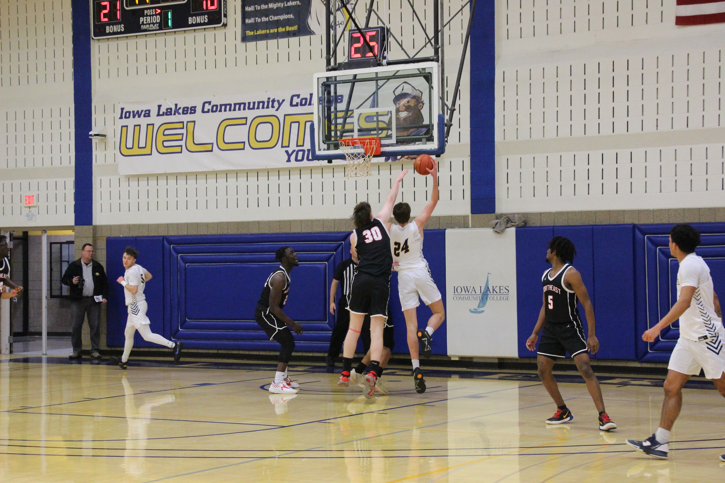 Lakers take down Marshalltown