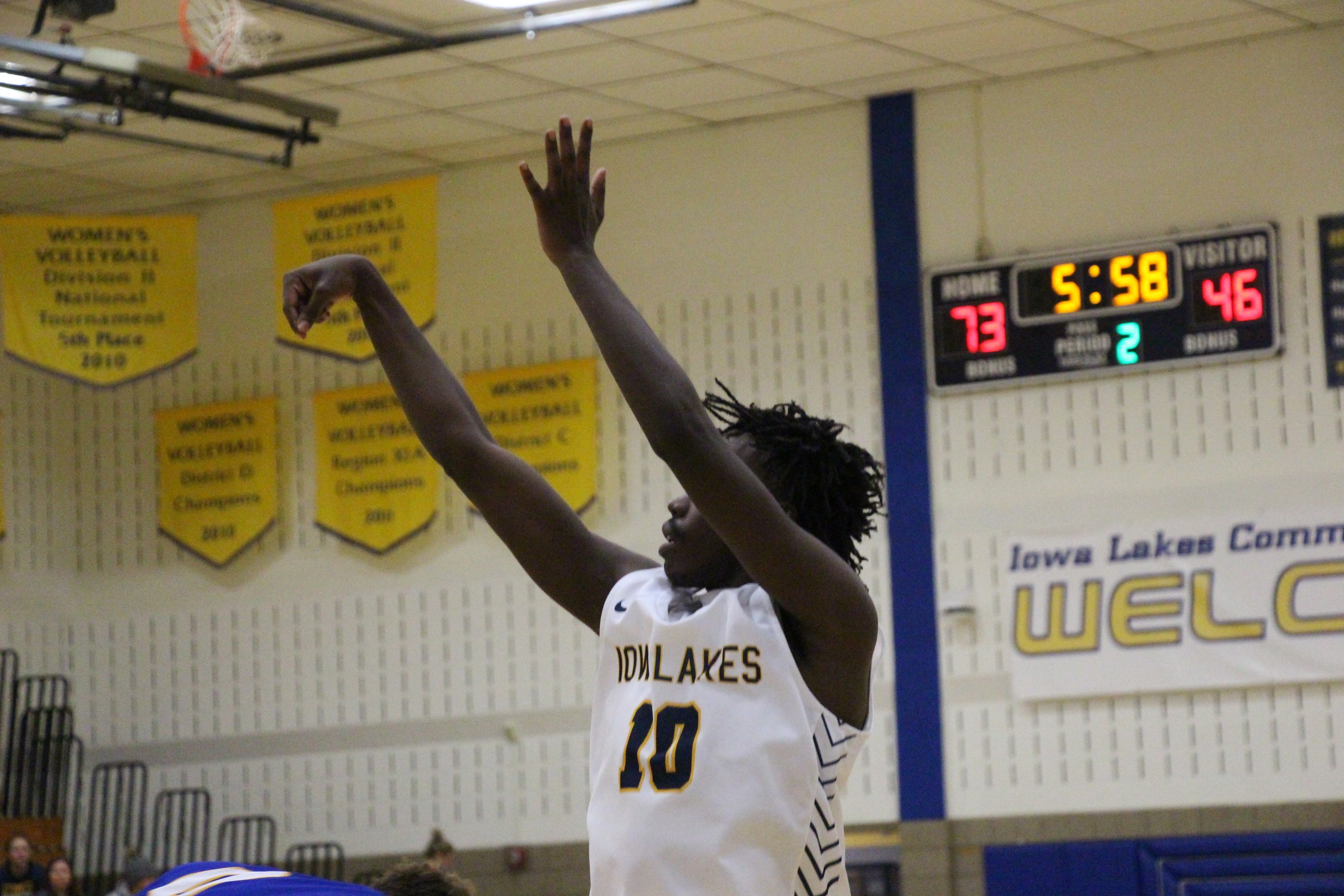 Lakers take two at Thanksgiving Classic