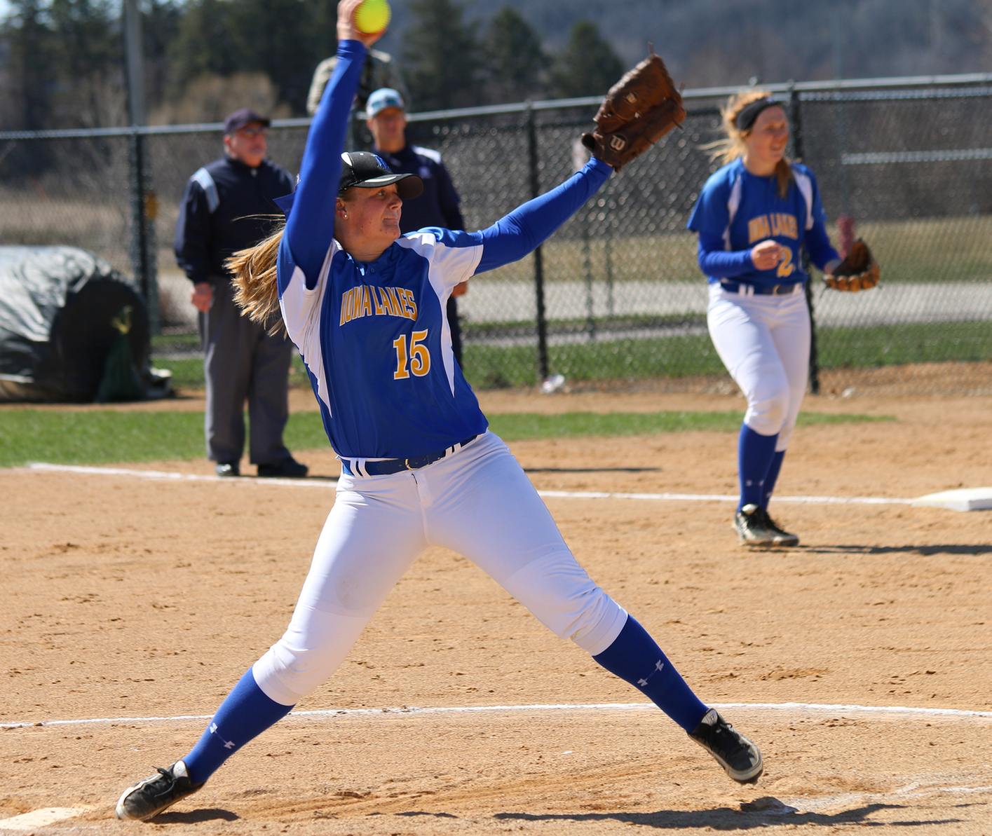Lakers Sweep Iowa Central