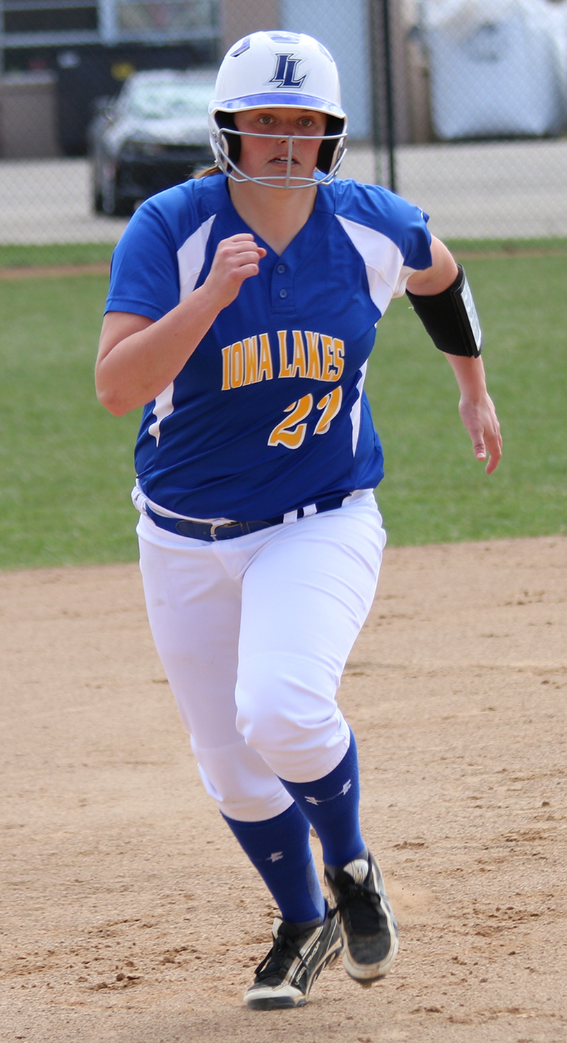 DMACC Sweeps ILCC Softball