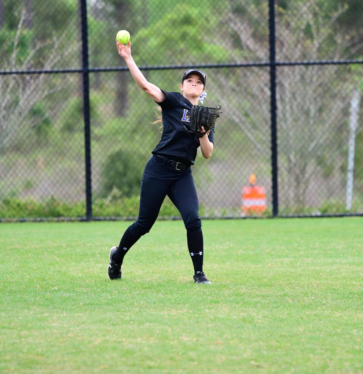 Laker Softball Drops Two to DMACC