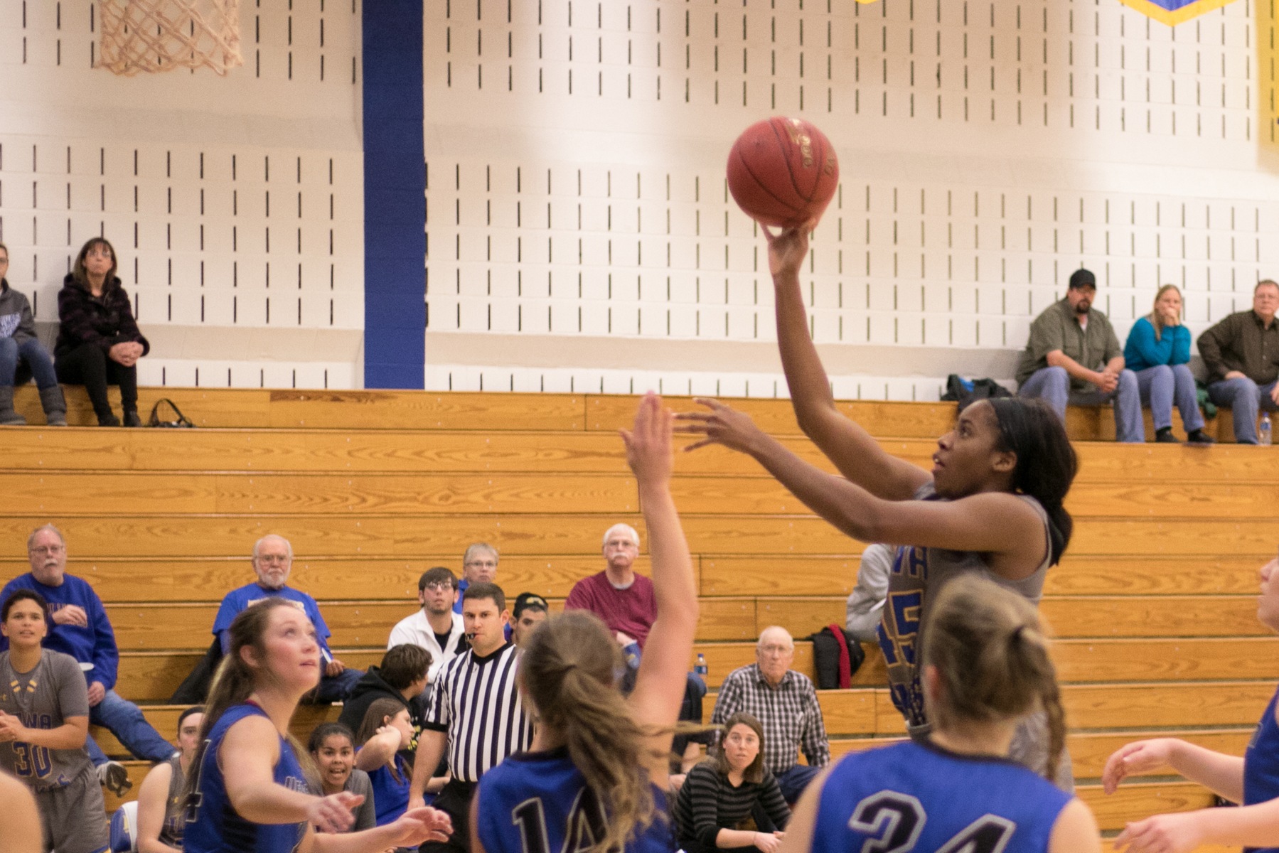Lakers win on the road