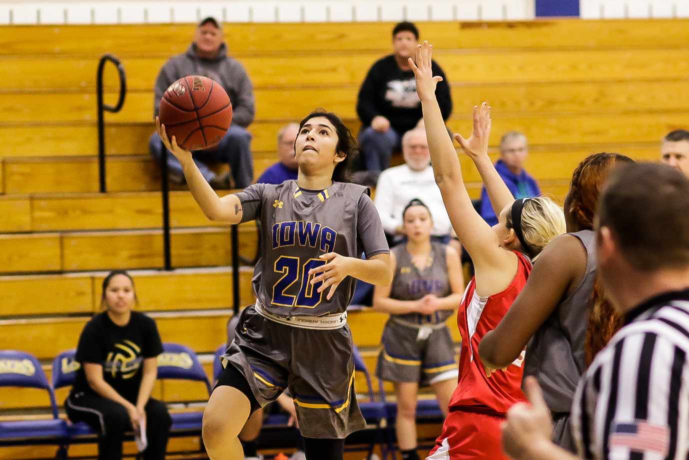 Lakers drop one on the road