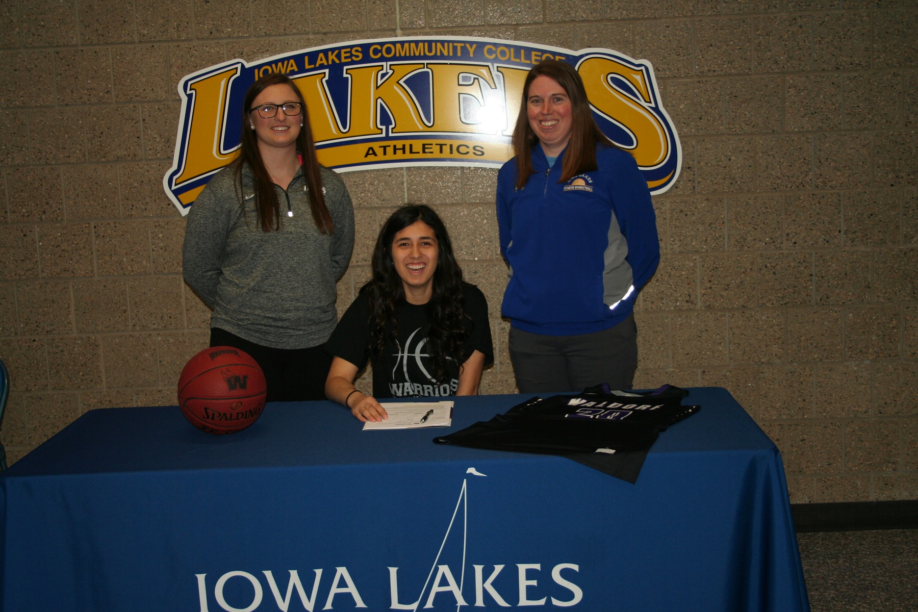Marisela Perez signs with Waldorf University
